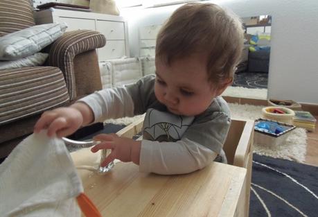 bebé vaso cristal-montessori en casa