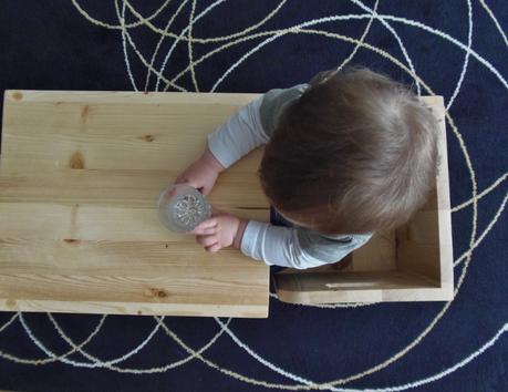 bebé vaso cristal-montessori en casa