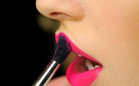 CONVIERTE UN LABIAL CON BRILLO EN UN LABIAL MATE. CONVIERTE UN LABIAL CON BRILLO EN UN LABIAL MATE.