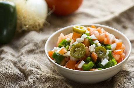 Ensalada pico de gallo o ensalada bandera. Receta mexicana.