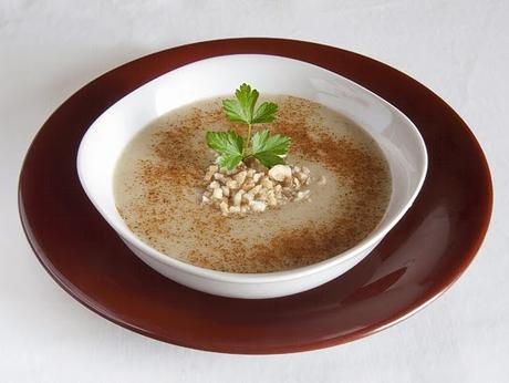 Crema de champiñones con frutos secos y especias Crema de champiñones con frutos secos y especias