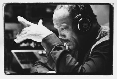 Quincy Jones Quincy Jones es uno de los grandes productores musicales de todos los tiempos y responsable del éxito de artistas como Frank Sinatra o Michael Jackson