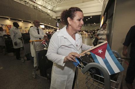 Cuba presiona a profesionales de Mais Médicos para que regresen a sus familiares a la isla Profesionales cubanos que participan en el programa federal Mais Médicos desembarcan por el aeropuerto de Fortaleza.