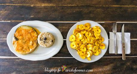 Bagre en salsa con patacones - comida colombiana