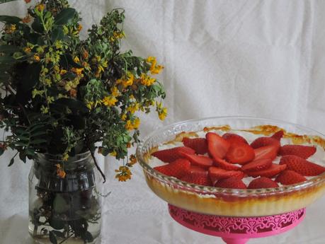 TARTA DE CREMA AL HORNO , CON NATA Y FRESAS...BUEN FINDE!! TARTA DE CREMA AL HORNO , CON NATA Y FRESAS...BUEN FINDE!!