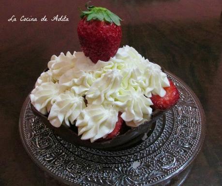 Fresón con nata, en cestos de chocolate Fresón con nata, en cestos de chocolate