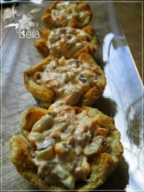 Caballa en ensalada en cestas de pan Caballa en ensalada en cestas de pan