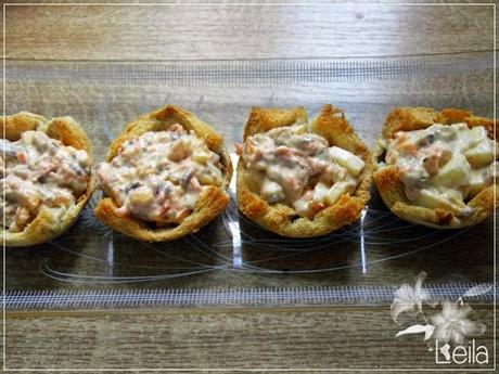 Caballa en ensalada en cestas de pan Caballa en ensalada en cestas de pan