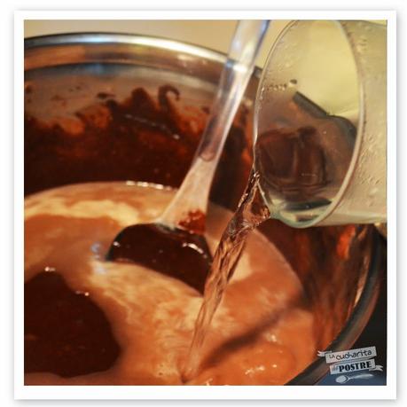 TARTA DE CHOCOLATE NEGRO Y DULCE DE LECHE / DARK CHOCOLATE AND DULCE DE LECHE LAYER CAKE TARTA DE CHOCOLATE NEGRO Y DULCE DE LECHE / DARK CHOCOLATE AND DULCE DE LECHE LAYER CAKE