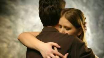 Abrazar a alguien fallecido Abrazar a alguien fallecido