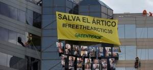 Lavarse la cara con petróleo: el doble juego de Shell Captura del vídeo en el que activistas de Greenpeace se descuelgan de la sede de Shell en Madrid / Greenpeace