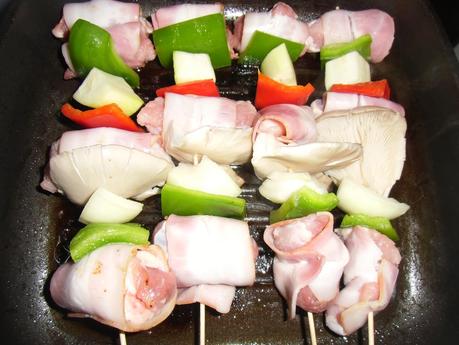 Brochetas de cerdo y verduras