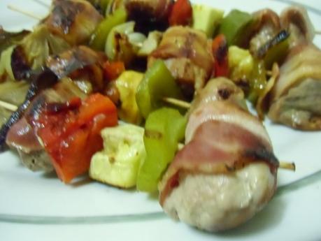 Brochetas de cerdo y verduras