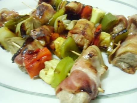 Brochetas de cerdo y verduras