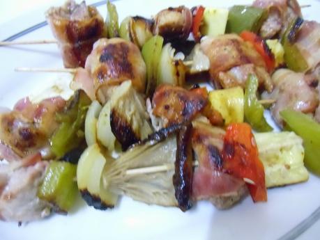 Brochetas de cerdo y verduras