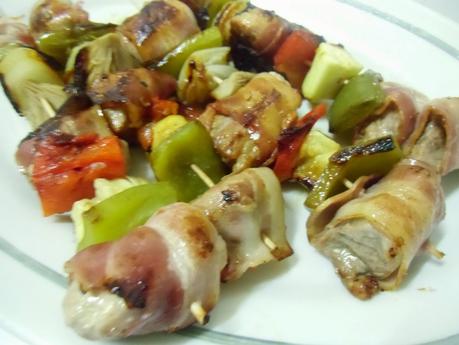 Brochetas de cerdo y verduras