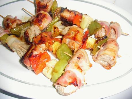 Brochetas de cerdo y verduras