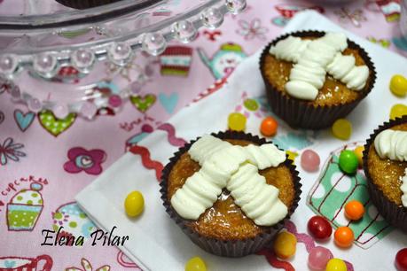Hot cross bun cupcakes (recetas de Pascua) Hot cross bun cupcakes (recetas de Pascua)