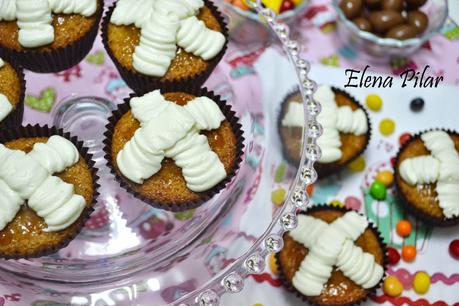 Hot cross bun cupcakes (recetas de Pascua) Hot cross bun cupcakes (recetas de Pascua)