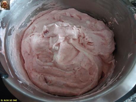 TARTA FRÍA DE FRESAS CON NATA Y CHOCOLATE BLANCO TARTA FRÍA DE FRESAS CON NATA Y CHOCOLATE BLANCO