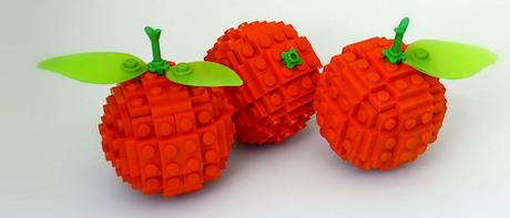 Naranjas construidas con bloques de LEGO