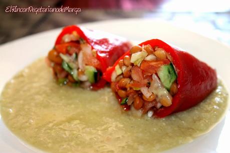 Pimientos del piquillo rellenos de ensalada de lentejas sobre salsa de cebolla dulce