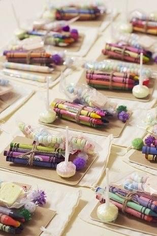 Pizarras con ceras de colores en la mesa de los niños - Pinterest