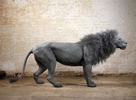 Impresionantes esculturas de animales hechas con alambre galvanizado.