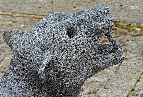 Impresionantes esculturas de animales hechas con alambre galvanizado.