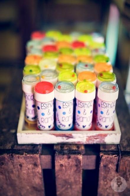 Pompas de jabón con etiquetas de los novios - Foto: www.muymolon.com Pompas de jabón con etiquetas de los novios - Foto: www.muymolon.com