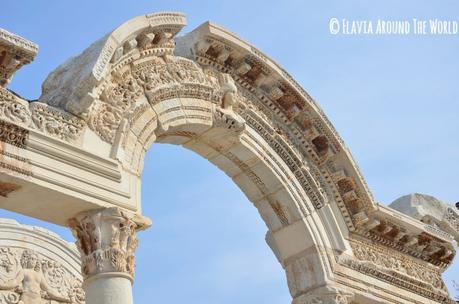 Detalle del arco del templo de Adriano
