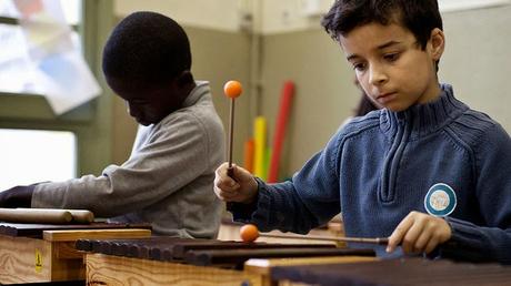 La música, a la cola. La música, a la cola.