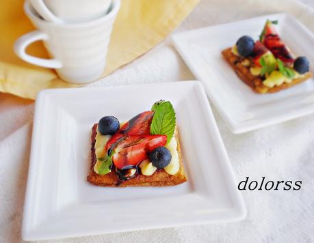 Bocados de hojaldre con crema y fresas Bocados de hojaldre con crema y fresas