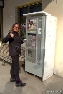ARMENIA, DÍA 12: ADIOS ARMENIA, HOLA GEORGIA DE NUEVO BEA SACANDO CAFÉS EN UNA GASOLINERA CERCA DE IJEVAN