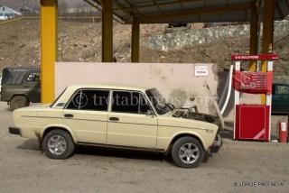 ARMENIA, DÍA 12: ADIOS ARMENIA, HOLA GEORGIA DE NUEVO LADA ECHANDO GAS EN UNA GASOLINERA CERCA DE IJEVAN