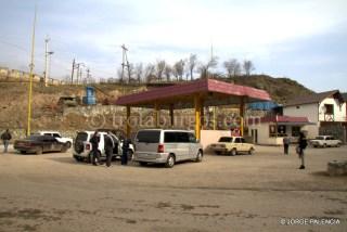 ARMENIA, DÍA 12: ADIOS ARMENIA, HOLA GEORGIA DE NUEVO GASOLINERA CERCA DE IJEVAN