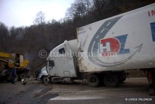 ARMENIA, DÍA 12: ADIOS ARMENIA, HOLA GEORGIA DE NUEVO CAMIÓN ACCIDENTADO CERCA DE DILIJAN