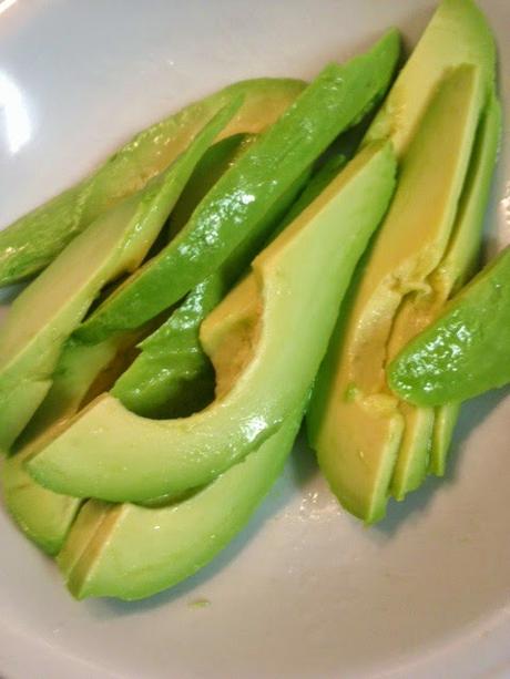 ENSALADA DE BROTES DE ESPINACAS, POP NUGGETS, MANGO, AGUACATES Y NUECES