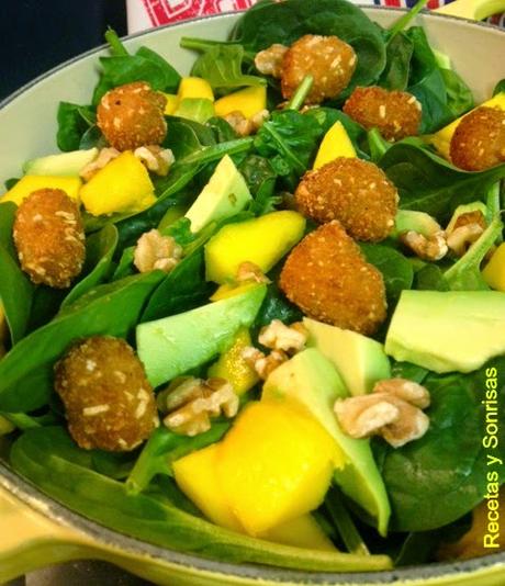 ENSALADA DE BROTES DE ESPINACAS, POP NUGGETS, MANGO, AGUACATES Y NUECES