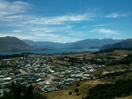 Postales azules, blancas y verdes desde Wanaka El lago y la ciudad de Wanaka desde el Mt. Iron