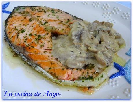 SALMÓN CON SALSA DE CHAMPIÑONES SALMÓN CON SALSA DE CHAMPIÑONES