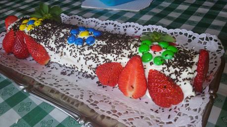 BRAZO DE GITANO DE NATA Y FRESA BRAZO DE GITANO DE NATA Y FRESA