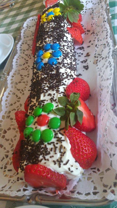 BRAZO DE GITANO DE NATA Y FRESA BRAZO DE GITANO DE NATA Y FRESA