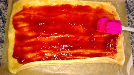 BRAZO DE GITANO DE NATA Y FRESA BRAZO DE GITANO DE NATA Y FRESA