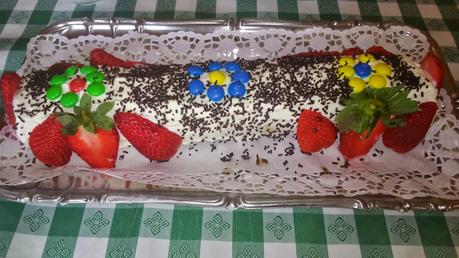 BRAZO DE GITANO DE NATA Y FRESA BRAZO DE GITANO DE NATA Y FRESA