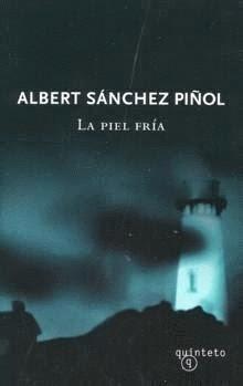 La piel fría Sánchez Piñol, Albert Sinopsis: En una isla perdida en medio del océano, dos hombres encerrados en un faro se defienden, noche tras noche, del asedio de unas extrañas criaturas submarinas que los atacan sin que los hombres lleguen a saber muy bien por qué. Sometidos a la extrema tensión de los ataques nocturnos, desesperados ante la imposible victoria, los protagonistas tendrán que replantearse su actitud ante lo desconocido para resolver la difícil situación en que se encuentran. La piel fría es una novela apasionante, repleta de intriga y de aventura que, al mismo tiempo, nos hace experimentar íntimamente los grandes interrogantes de la condición humana. La lucidez y la enajenación, el rechazo y el deseo, la crueldad y el amor o el miedo y la esperanza son sólo algunas de las fases de un viaje al centro de las propias entrañas, que nos obliga a replantearnos no sólo nuestra mirada sobre el mundo sino, sobre todo, la mirada hacia el exterior, lo ajeno, lo extraño.