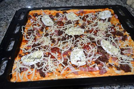 Pizza de Morcilla con Iibéricos y Queso de Cabra Pizza de Morcilla con Iibéricos y Queso de Cabra