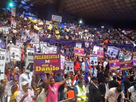 Arena del Cibao repleta por completo a favor reelección de Danilo.