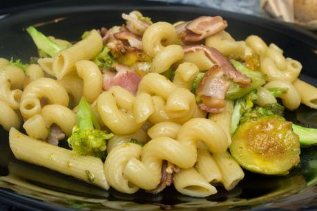 Pasta con bacon, higos y brócoli