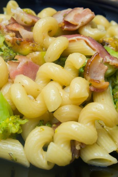 Pasta con bacon, higos y brócoli